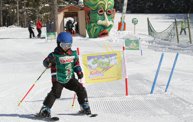 Kind lernt Skifahren beim Zauberlift. | © Hans-Peter Steiner