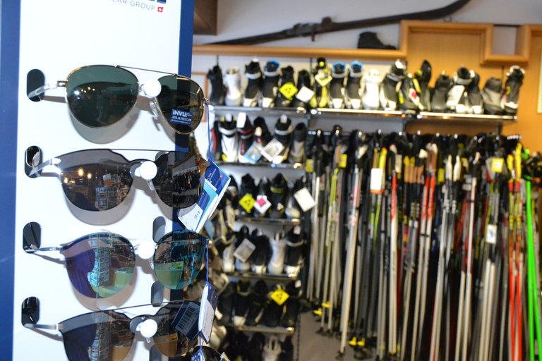 Sonnenbrillen und Langlaufausrüstung | © Sport Steiner 